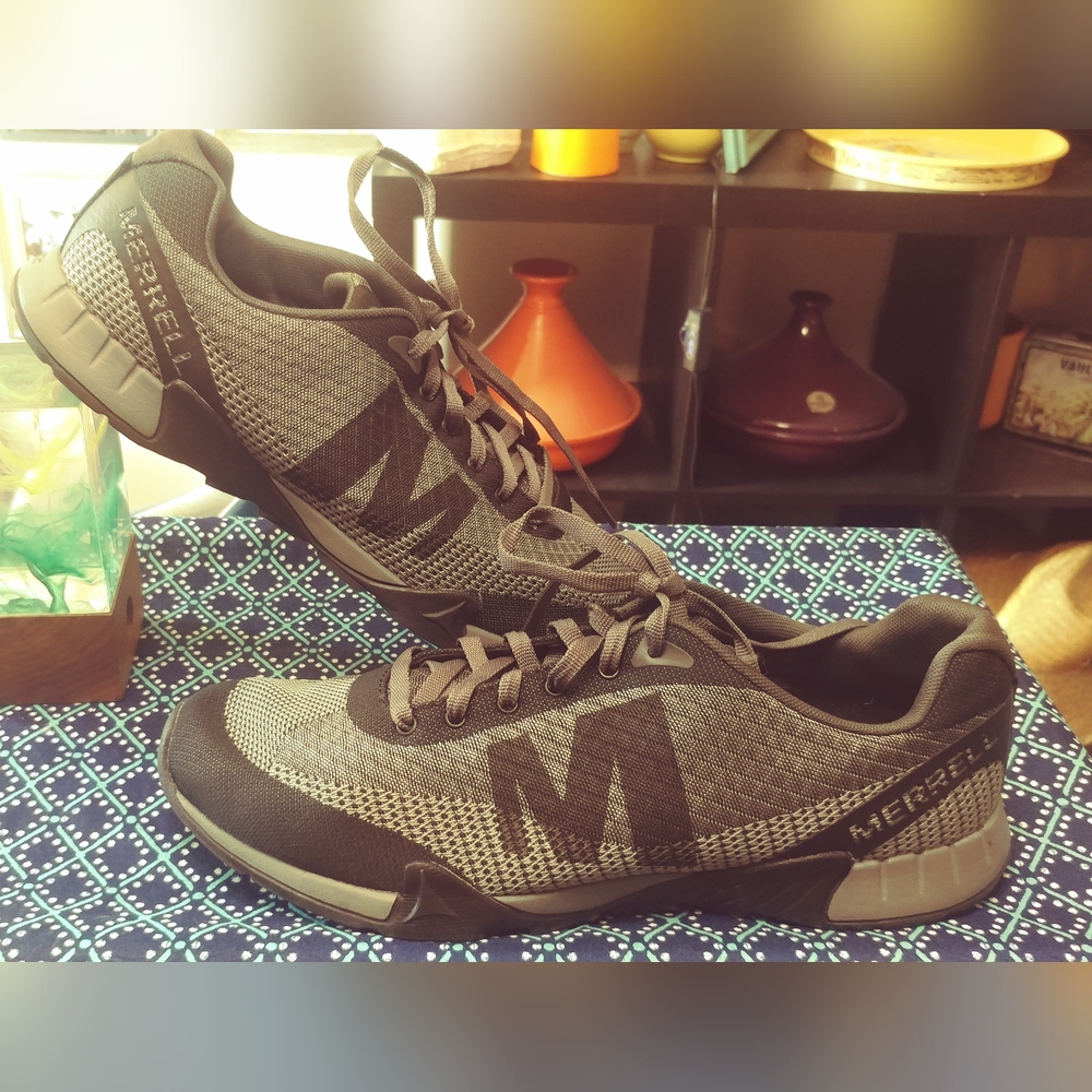 Mens size 11 Merrell Trailrunning shoes